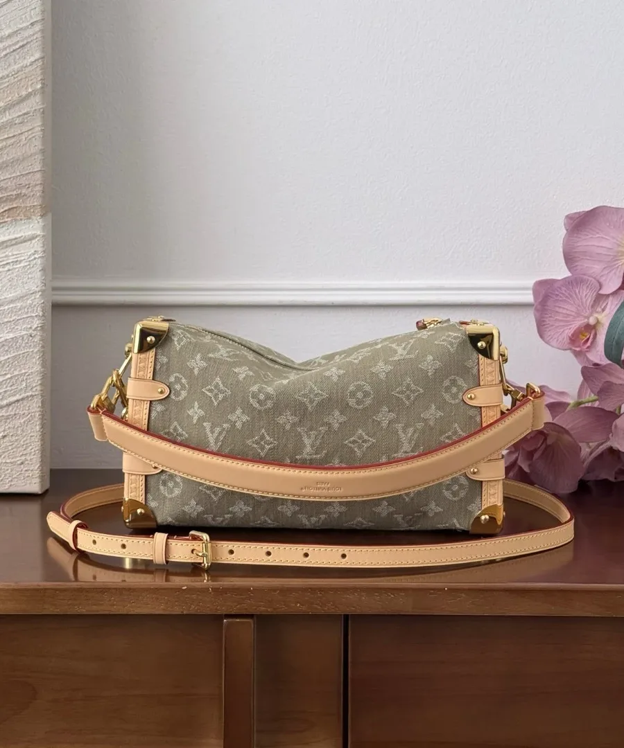 Зелёная сумка Louis Vuitton Side Trunk MM с кожаным плечевым ремнём, вид спереди
