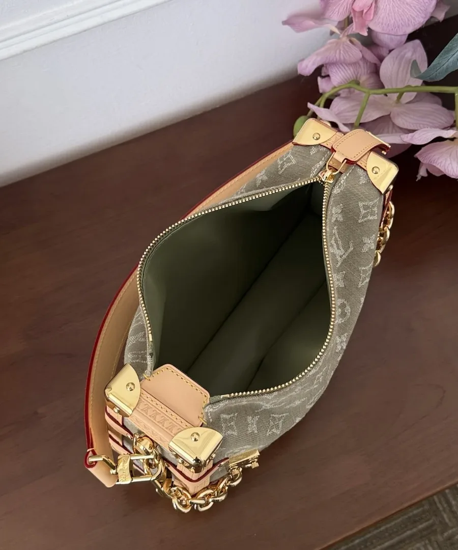 Зелёная сумка Louis Vuitton Side Trunk MM из денима, вид сверху на открытое отделение