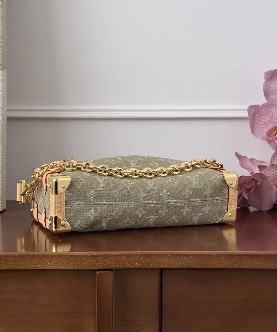 Зелёная сумка Louis Vuitton Side Trunk MM из денима, вид снизу