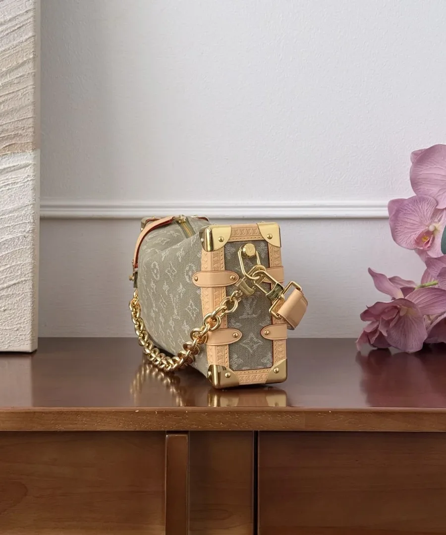 Зелёная сумка Louis Vuitton Side Trunk MM из денима, вид сбоку