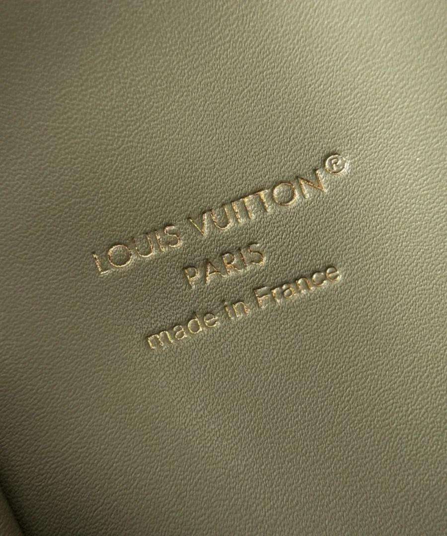 Тиснение золотистого логотипа Louis Vuitton Paris на внутренней кожаной отделке