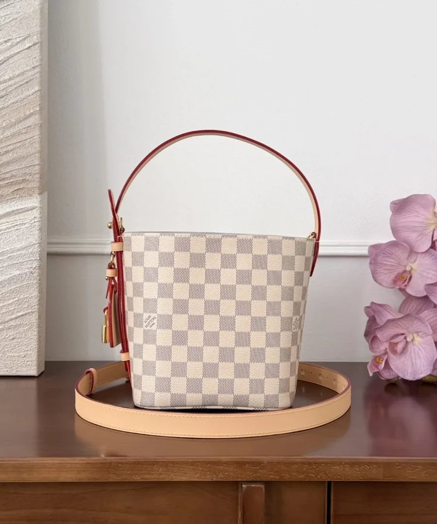Светло-бежевая сумка-ведро Louis Vuitton All-In BB в клетку Damier Azur с плечевым ремнем, вид спереди.