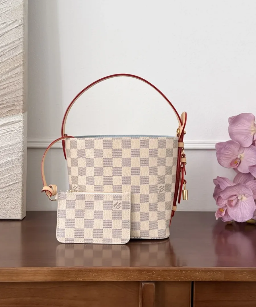 Сумка-ведро Louis Vuitton All-In BB с прикрепленным мини-кошельком на ремешке.