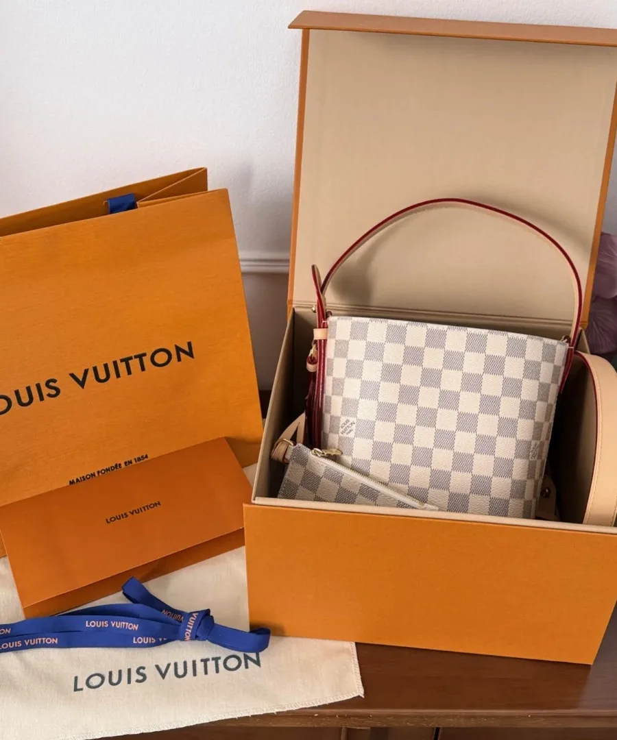 Сумка-ведро Louis Vuitton All-In BB в фирменной оранжевой коробке с пыльником.