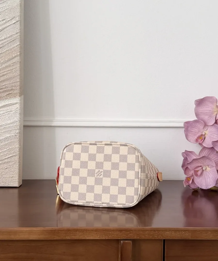 Дно сумки-ведра Louis Vuitton All-In BB в клетку Damier Azur.