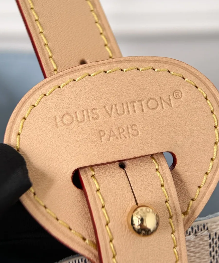 Крупный план кожаного крепления с тиснением Louis Vuitton Paris.