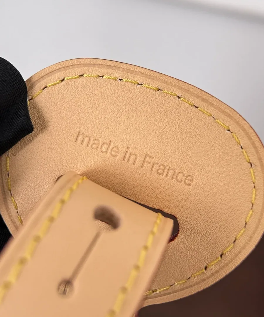Крупный план кожаного ремешка с тиснением бренда made in France.