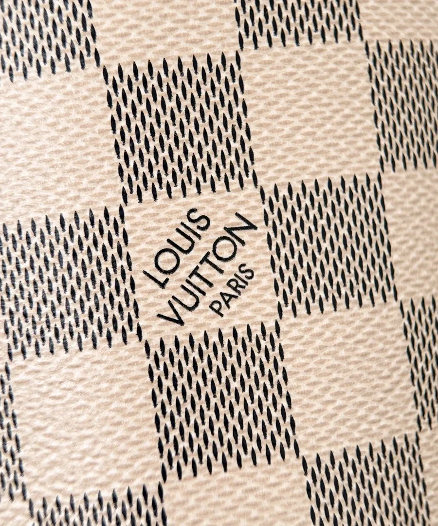 Текстура канвы Damier Azur с фирменной надписью Louis Vuitton Paris.