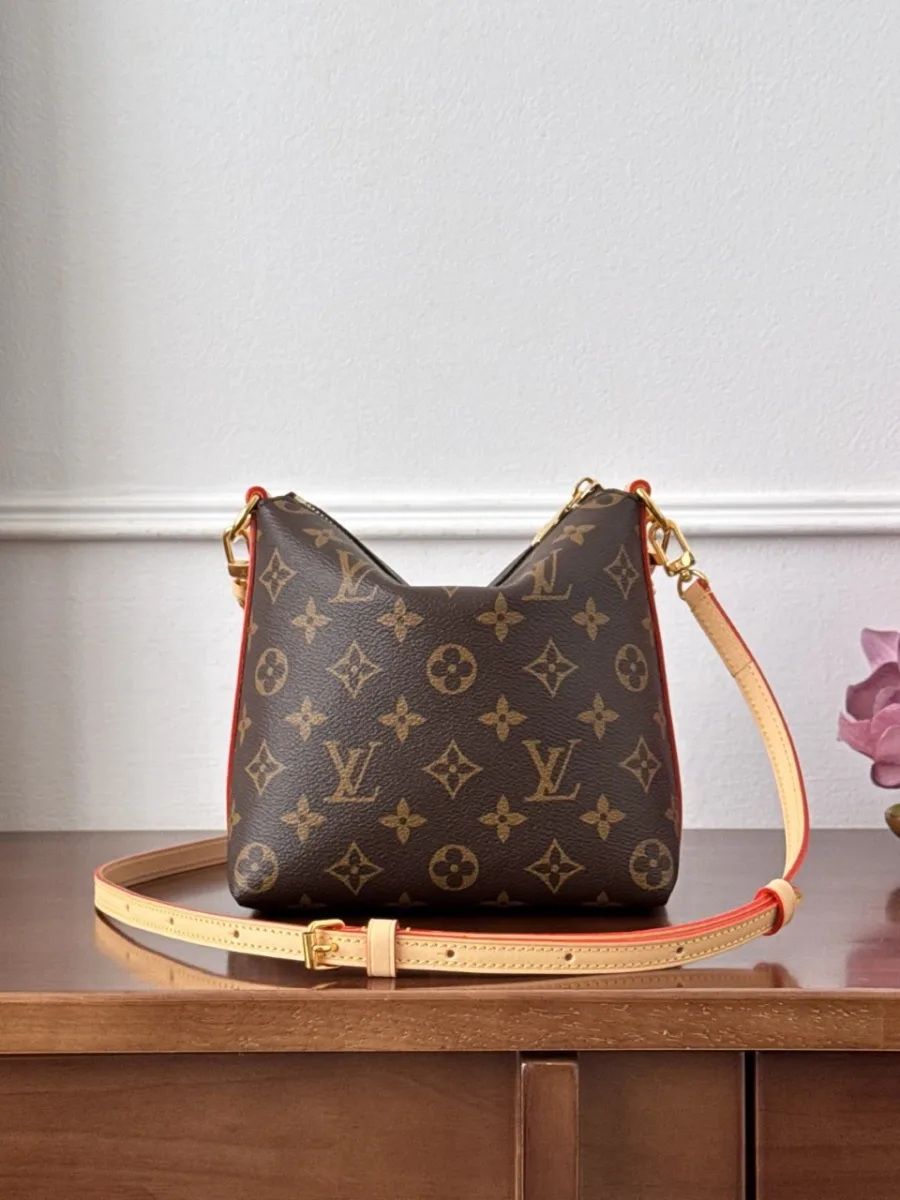 Коричневая сумка с узором Monogram и кожаным плечевым ремнем, вид спереди