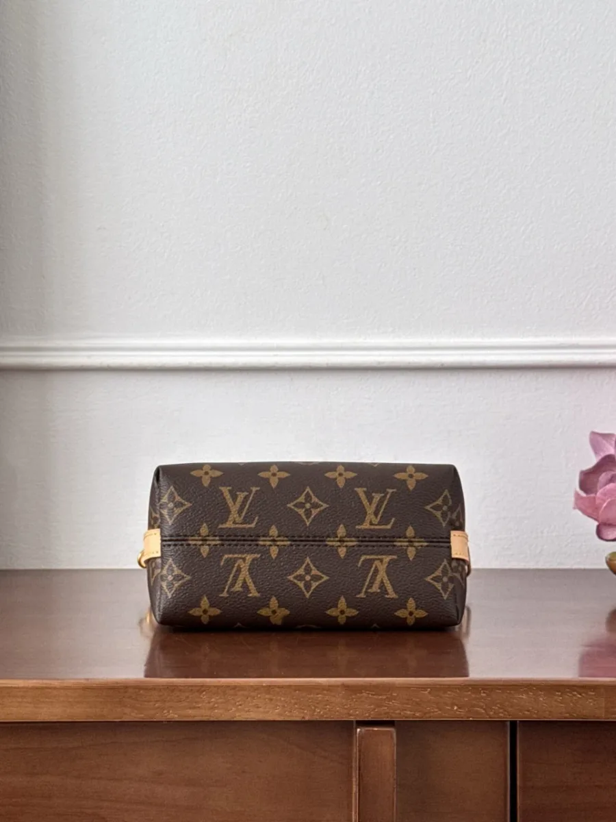 Коричневая сумка с узором Monogram, вид снизу на плоское дно