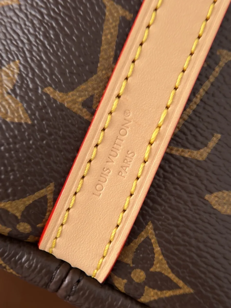 Крупный план кожаной детали с тиснением Louis Vuitton Paris