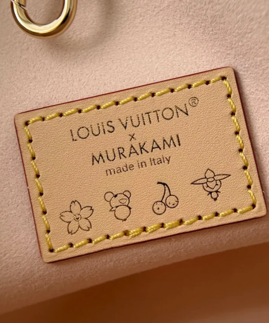 Крупный план внутренней кожаной нашивки с тиснением Louis Vuitton x Murakami
