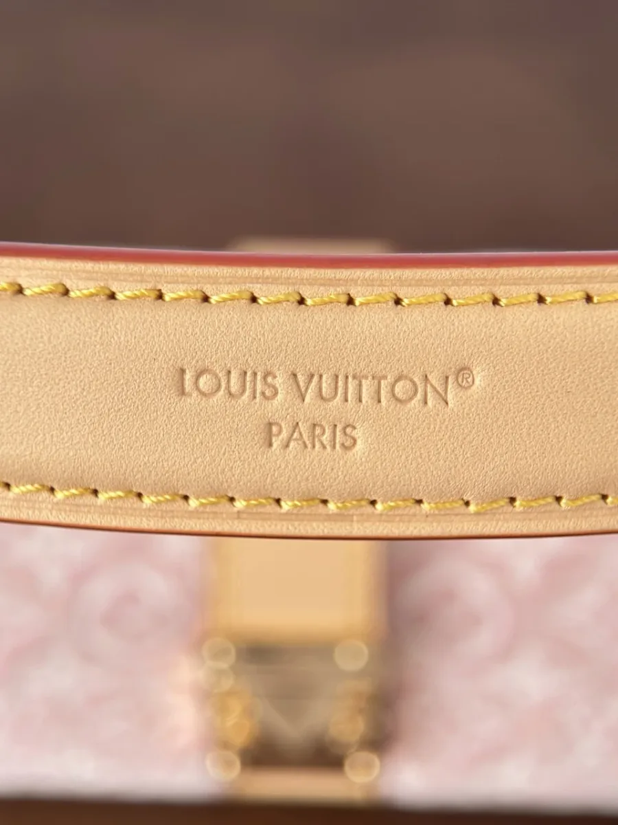 Крупный план тиснения Louis Vuitton Paris на ручке сумки