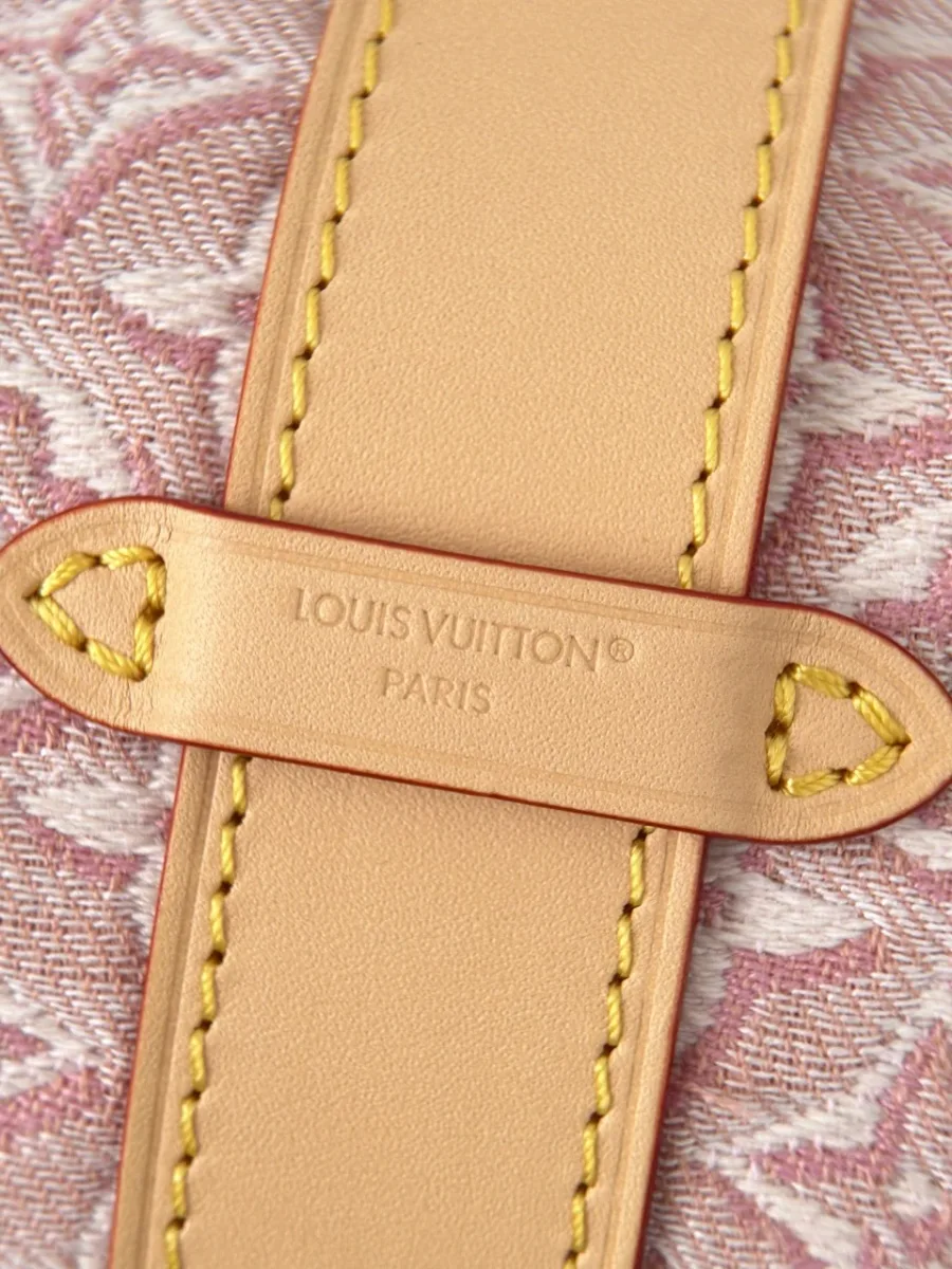 Крупный план тиснения Louis Vuitton Paris на кожаном ремешке
