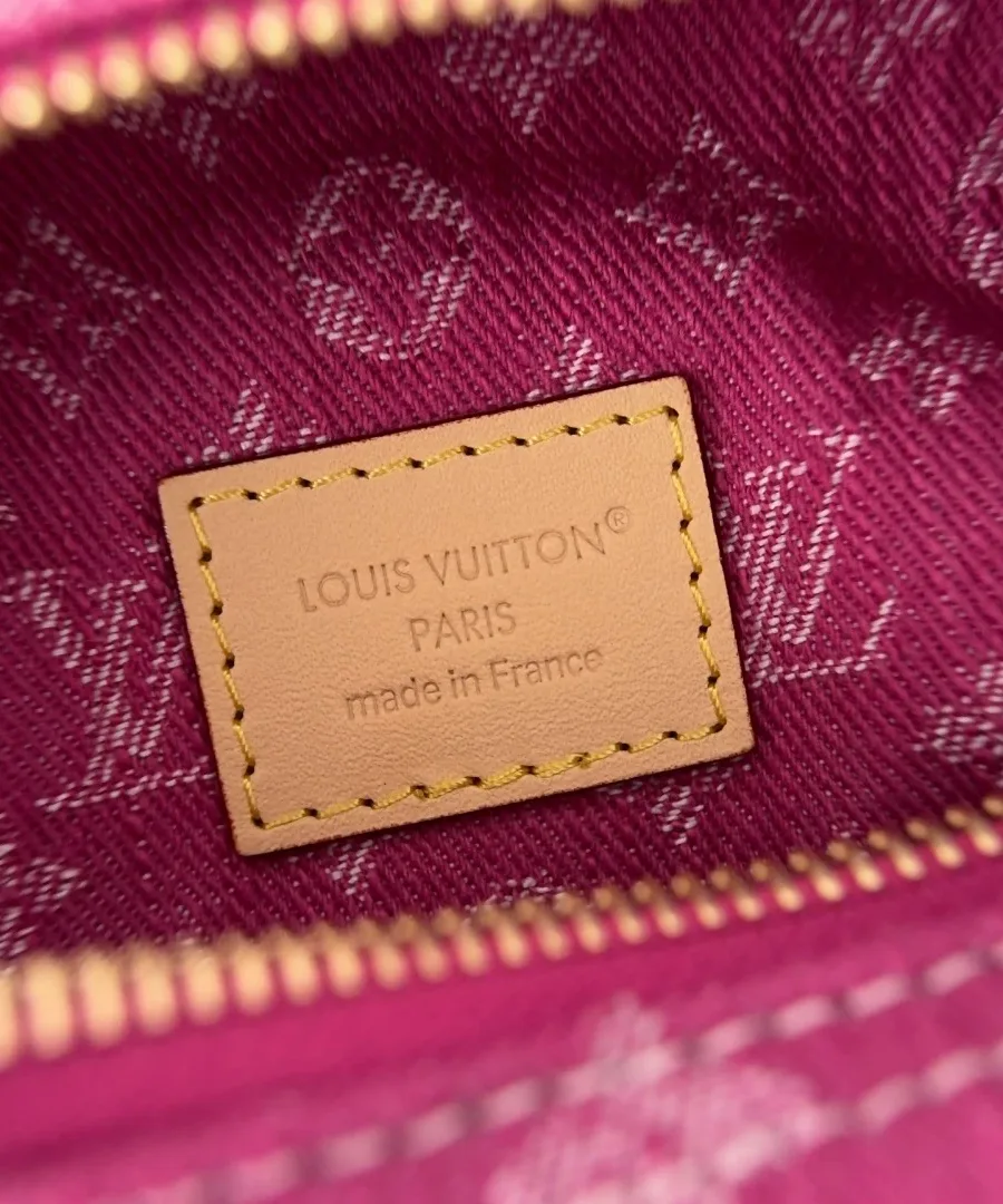 Кожаная нашивка с тиснением Louis Vuitton внутри сумки