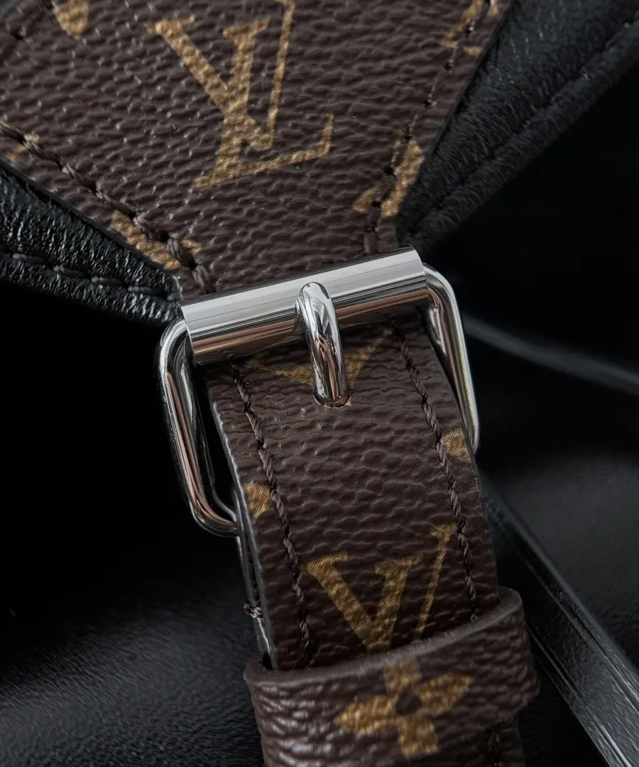 Ремешок из канвы Monogram с металлической пряжкой на клапане рюкзака