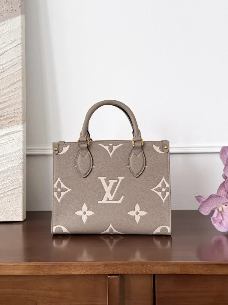 Louis Vuitton Серо-бежевая сумка-тоут OnTheGo PM