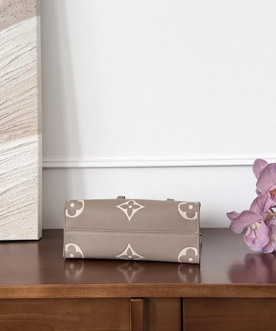Вид на нижнюю панель сумки OnTheGo PM с узором Monogram
