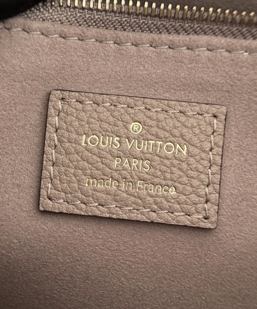 Кожаная нашивка с тиснением Louis Vuitton Paris внутри сумки