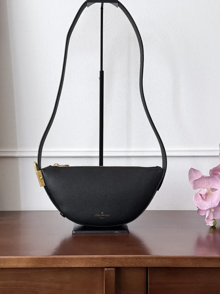 Louis Vuitton Чёрная кожаная поясная сумка Low Key Bumbag