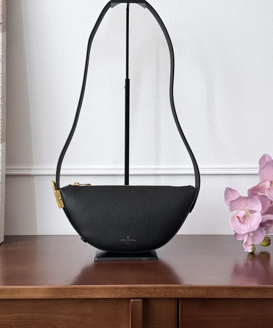 Чёрная кожаная сумка Louis Vuitton Low Key Bumbag на подставке, вид спереди