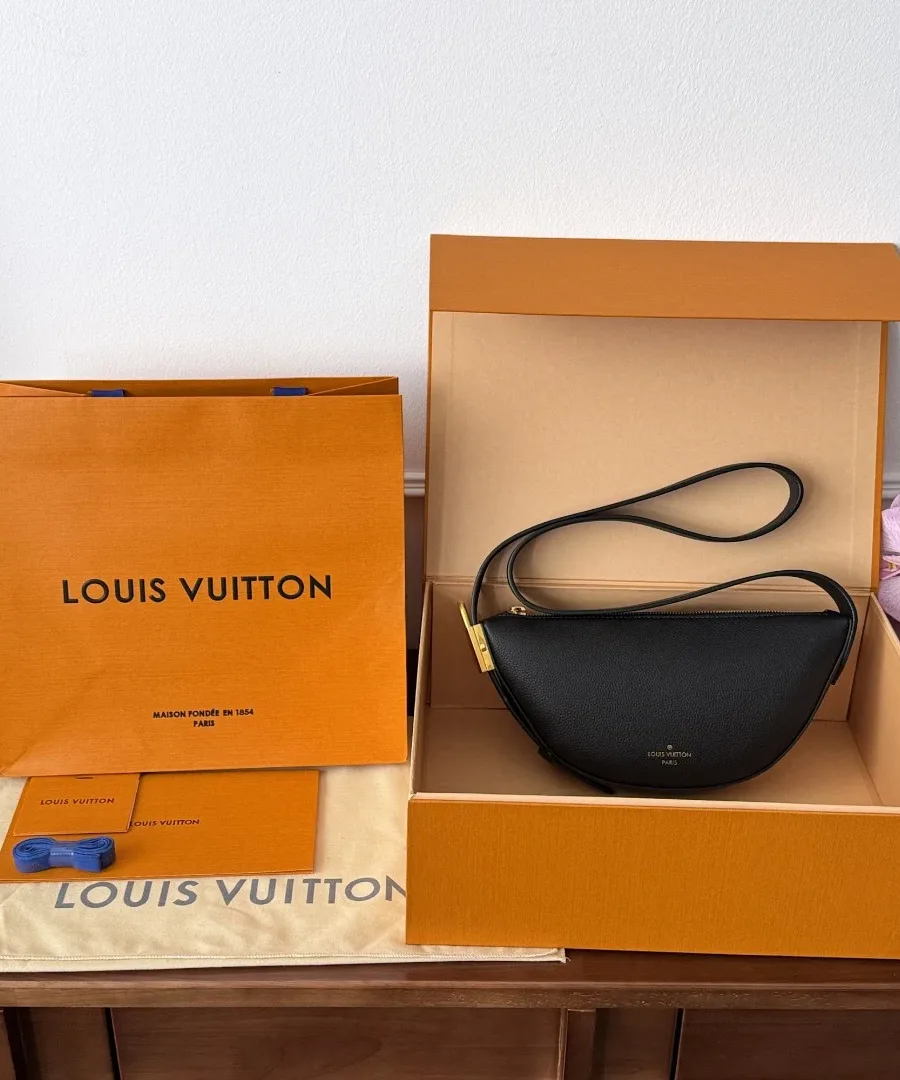 Сумка Louis Vuitton Low Key Bumbag рядом с фирменной коробкой и пакетом