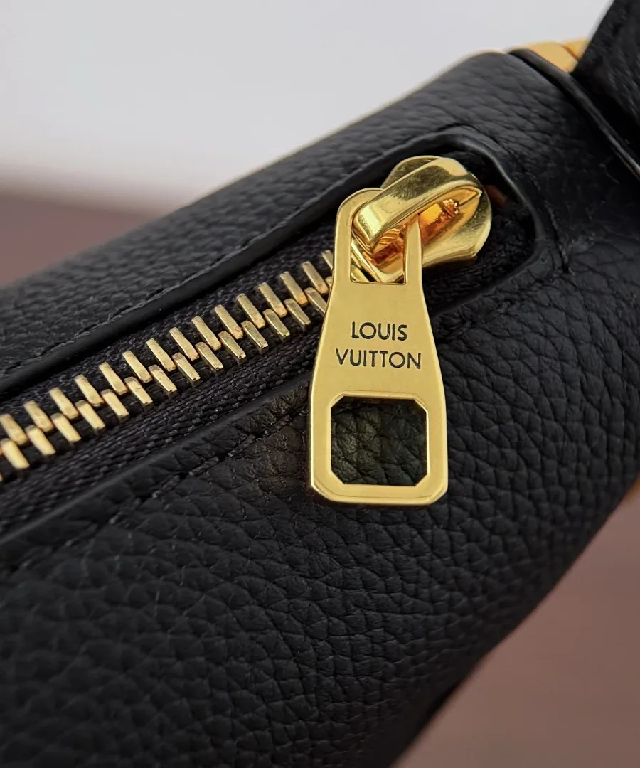 Крупный план золотистой застежки-молнии с пуллером Louis Vuitton