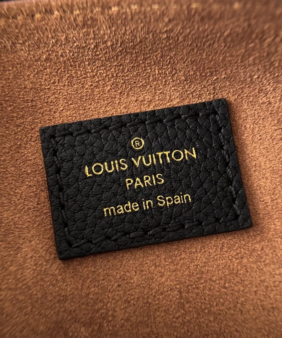 Внутренняя кожаная нашивка Louis Vuitton Paris made in Spain на замшевой подкладке