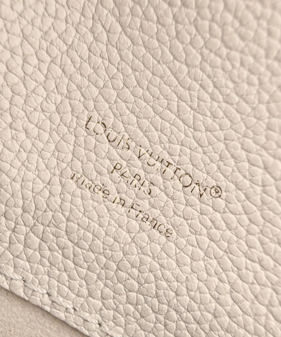 Тиснение Louis Vuitton Paris Made in France на внутренней стороне кожаного клапана