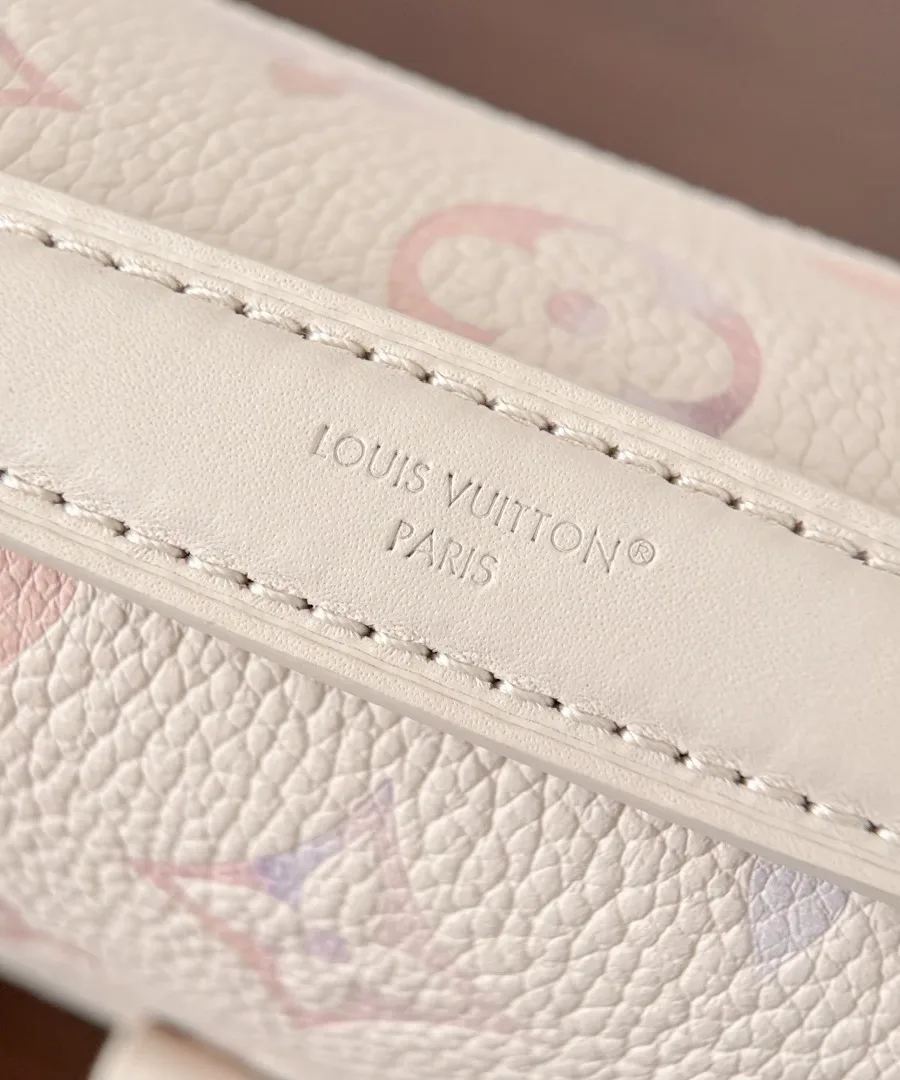 Крупный план кожаной ручки с тиснением Louis Vuitton Paris