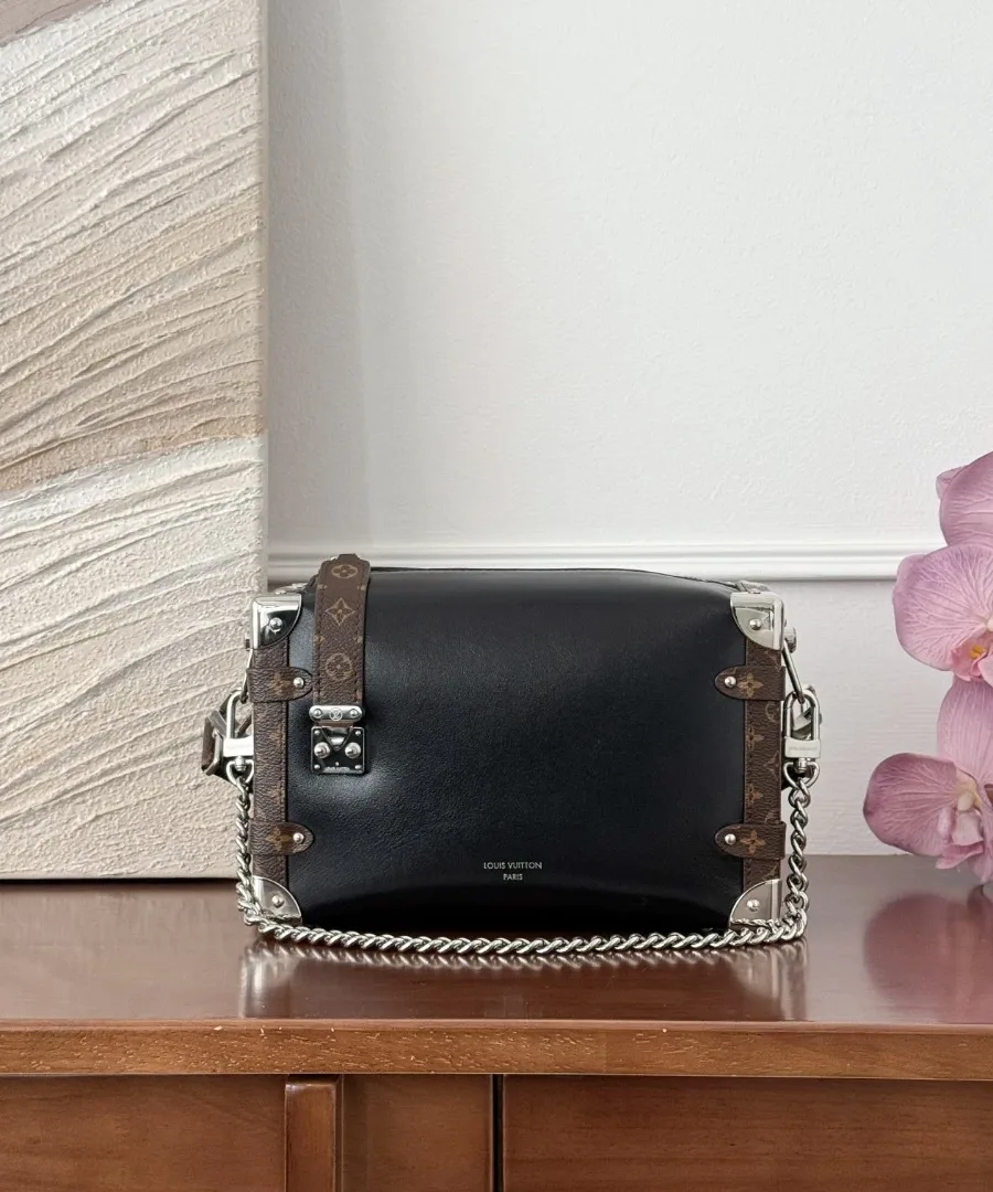 Черная кожаная сумка Louis Vuitton Side Trunk с серебристой цепочкой, вид спереди