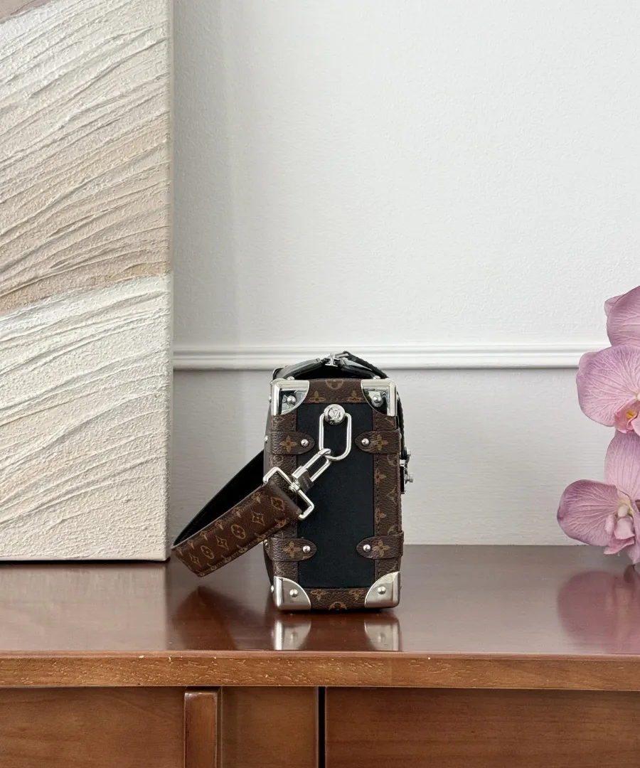 Сумка Louis Vuitton Side Trunk, вид сбоку с отделкой канвой Monogram