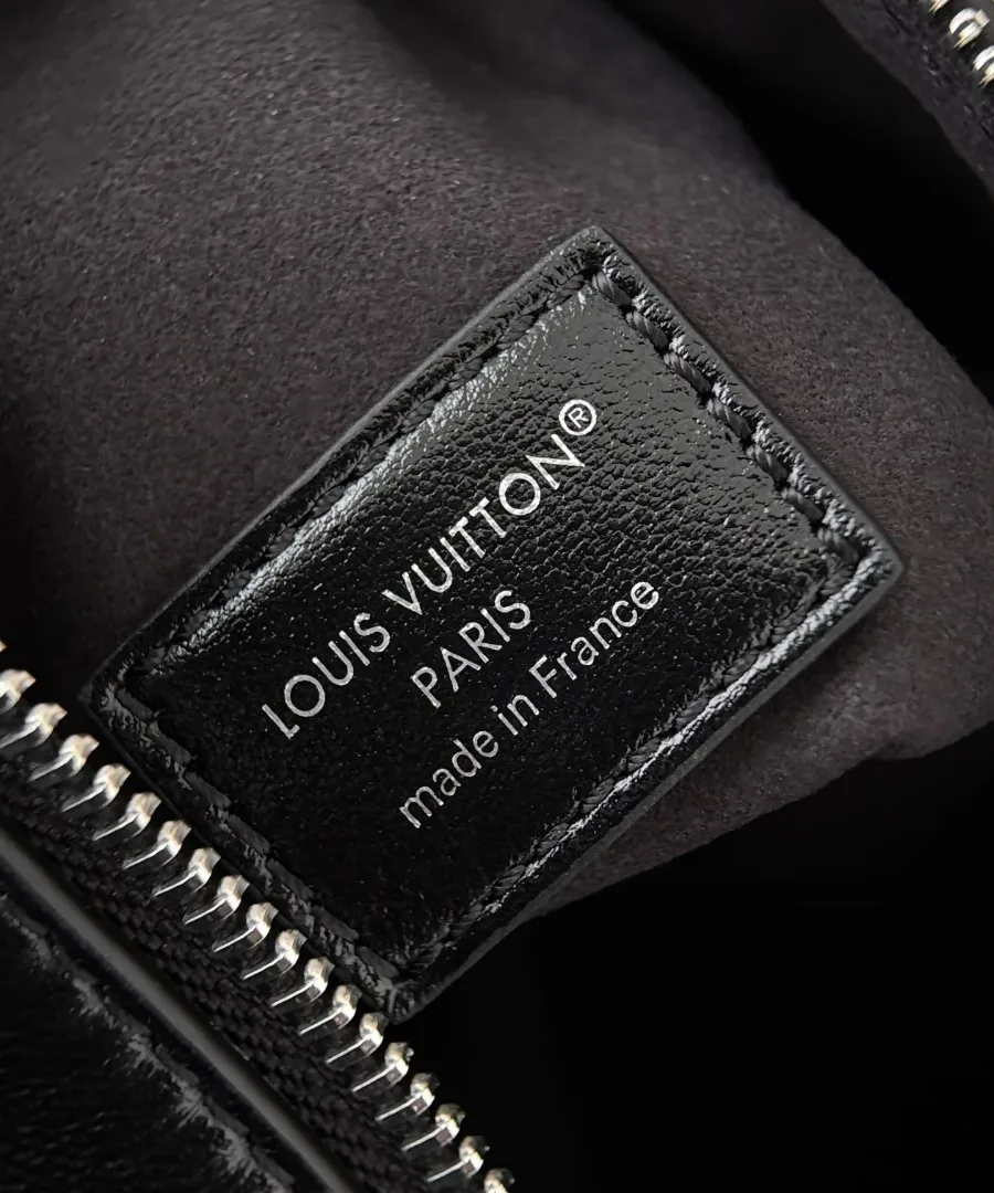 Внутренняя кожаная нашивка с тиснением Louis Vuitton Paris