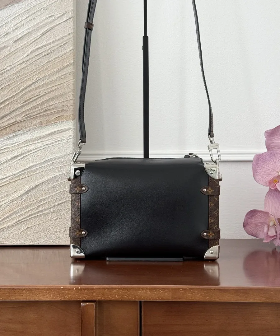 Черная сумка Louis Vuitton Side Trunk на длинном кожаном ремне, вид спереди