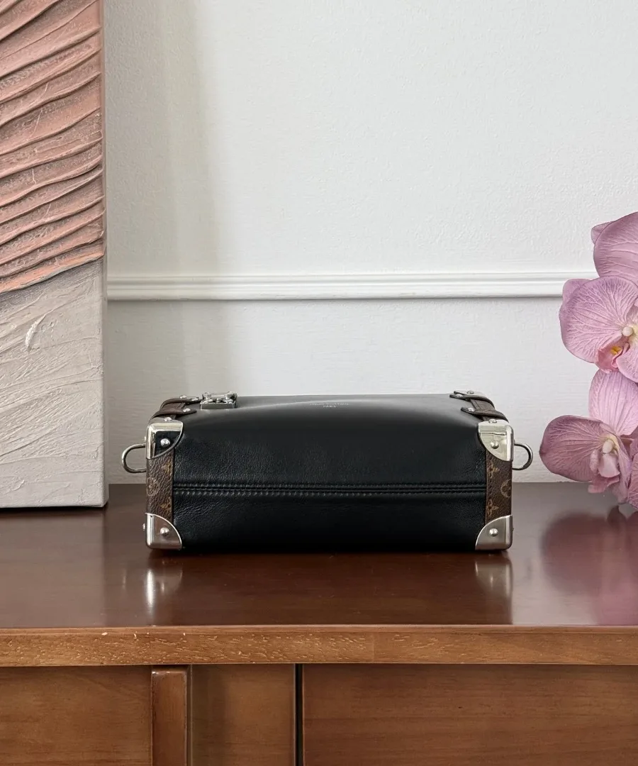 Сумка Louis Vuitton Side Trunk, вид снизу с металлическими уголками
