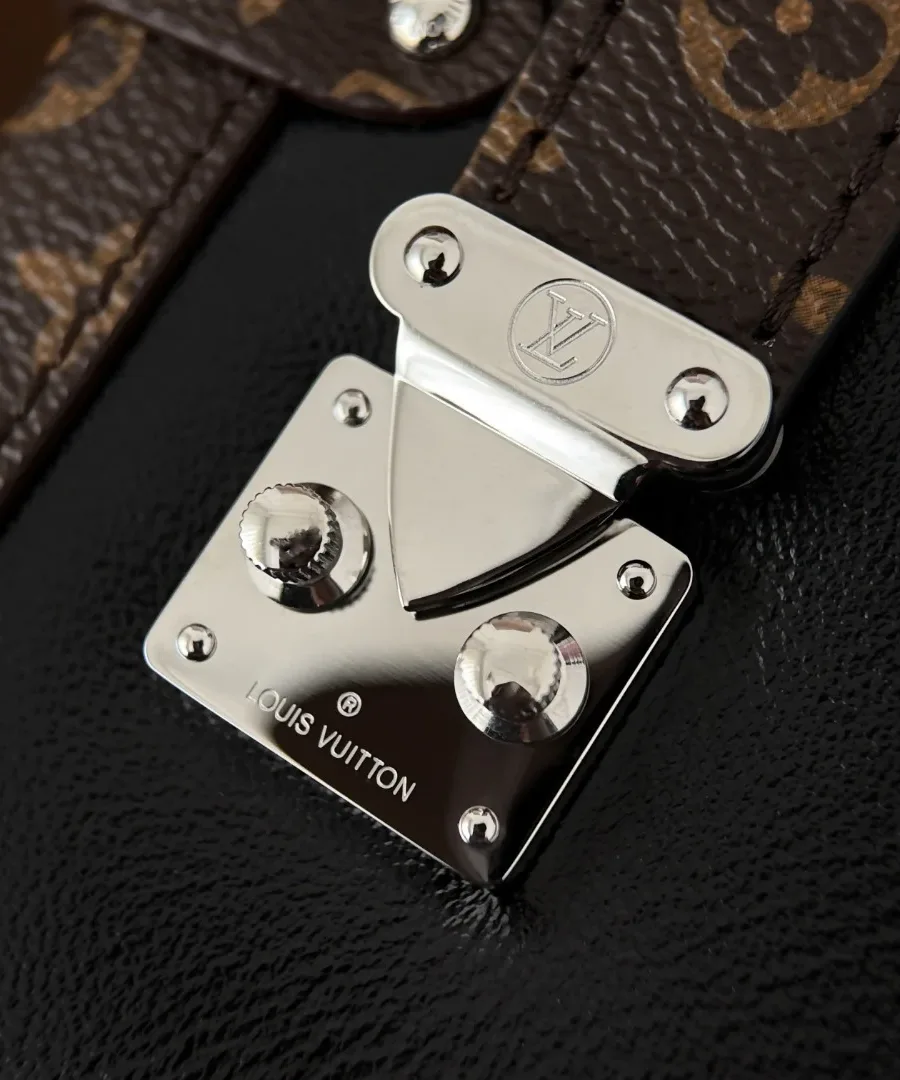Крупный план серебристого замка S-lock на ремешке из канвы Monogram