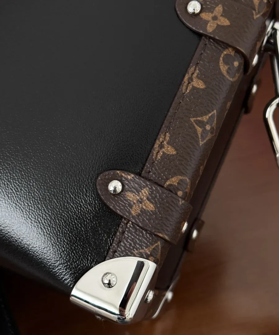 Деталь отделки угла сумки Louis Vuitton Side Trunk с металлической накладкой