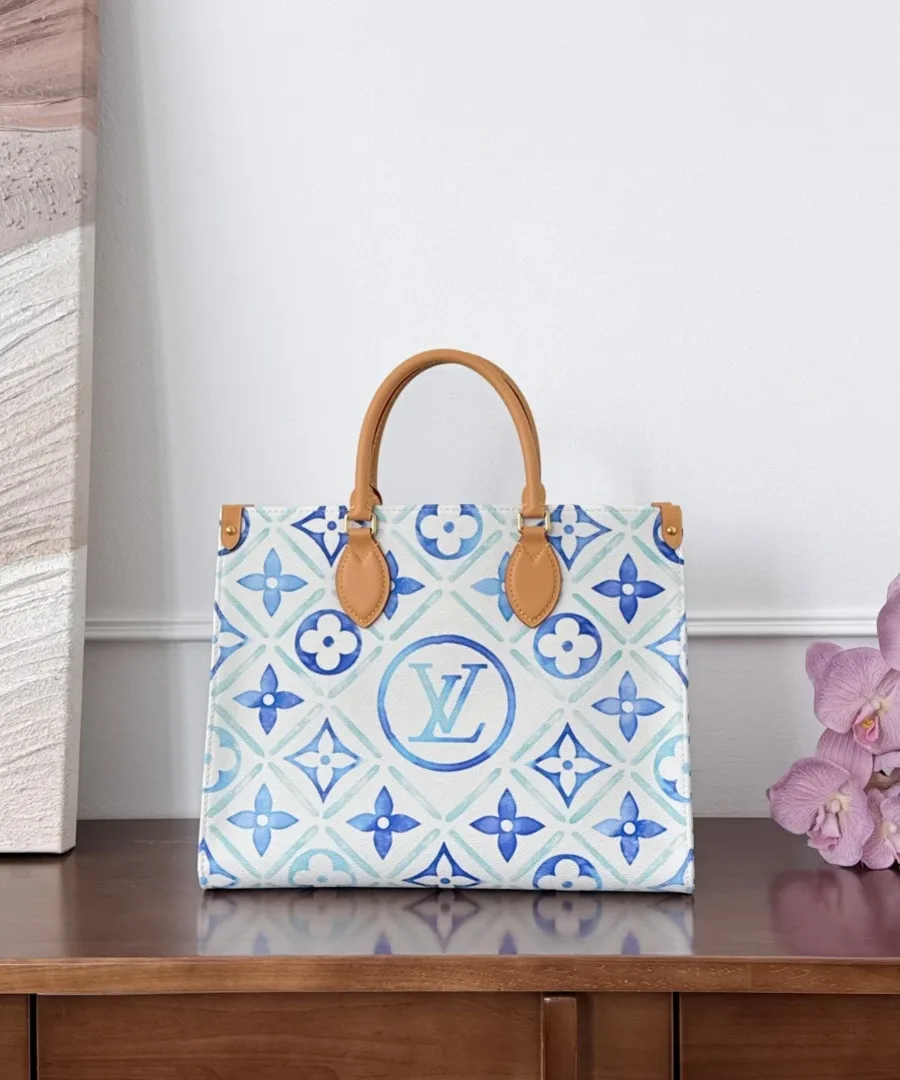 Сумка-тоут Louis Vuitton Onthego MM с сине-голубым акварельным принтом, вид спереди