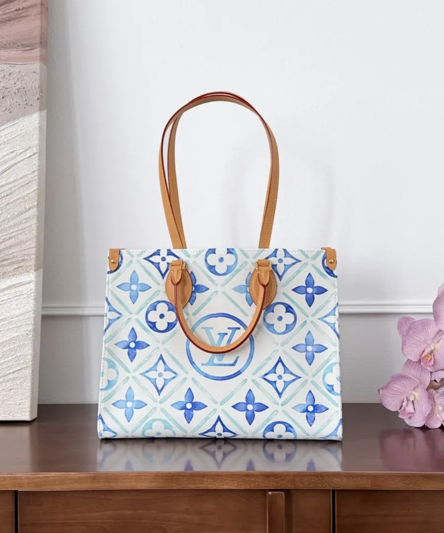 Сумка-тоут Louis Vuitton Onthego MM с длинными плечевыми ремнями, вид спереди