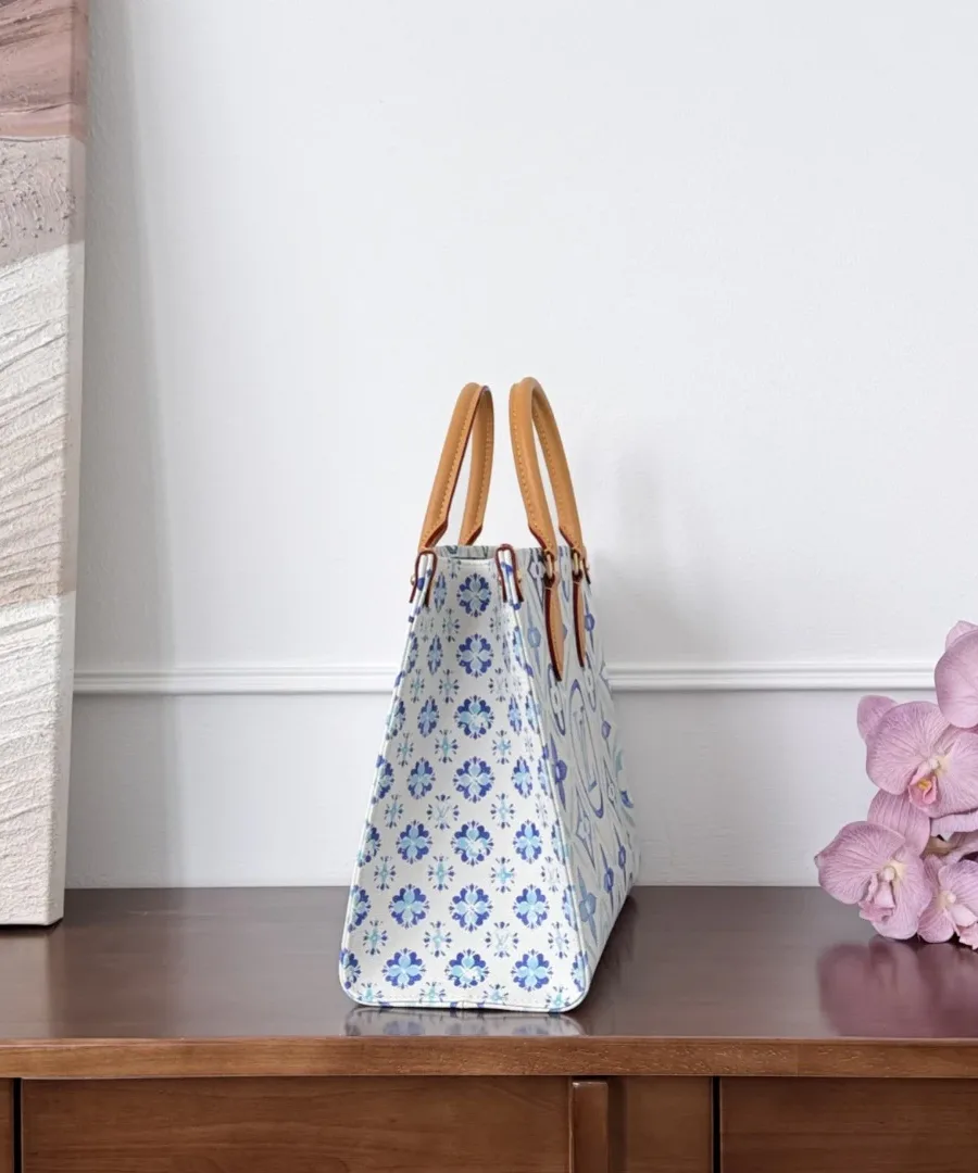 Сумка-тоут Louis Vuitton Onthego MM с акварельным принтом, вид сбоку