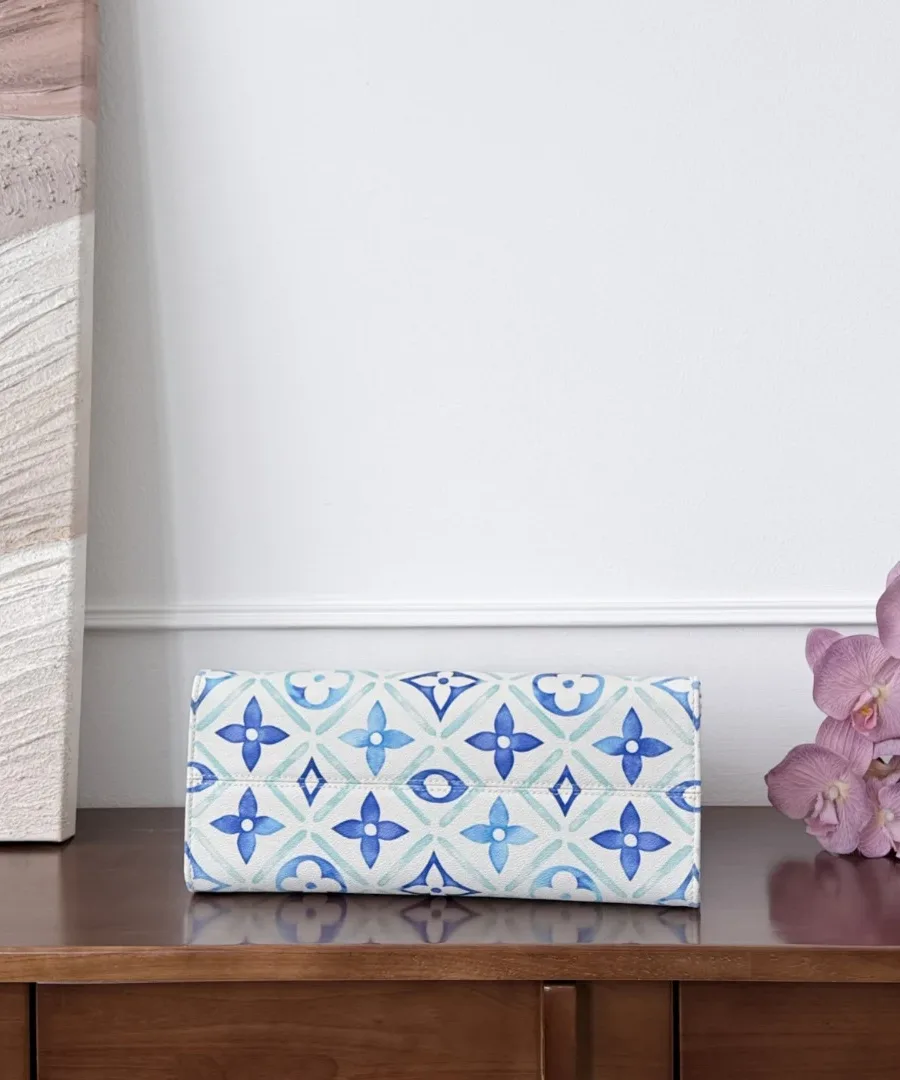 Сумка-тоут Louis Vuitton Onthego MM, вид снизу на дно с сине-голубым узором