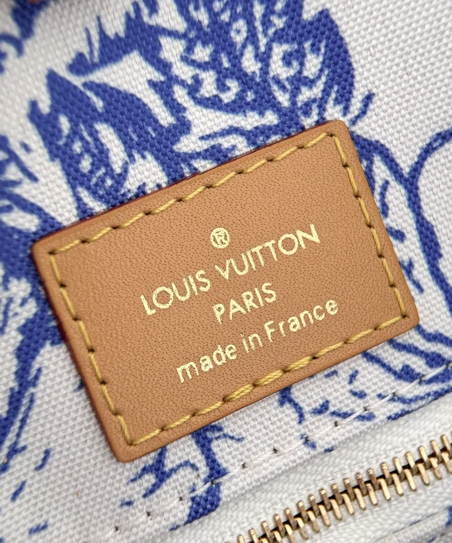 Кожаная нашивка с золотистым тиснением Louis Vuitton Paris внутри сумки