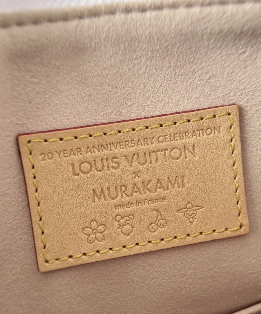 Кожаная нашивка внутри сумки с надписью Louis Vuitton x Murakami.