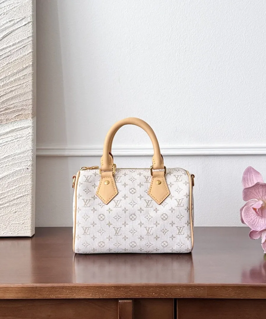 Светло-бежевая сумка-дафл Louis Vuitton Speedy 20 на деревянном столе, вид спереди