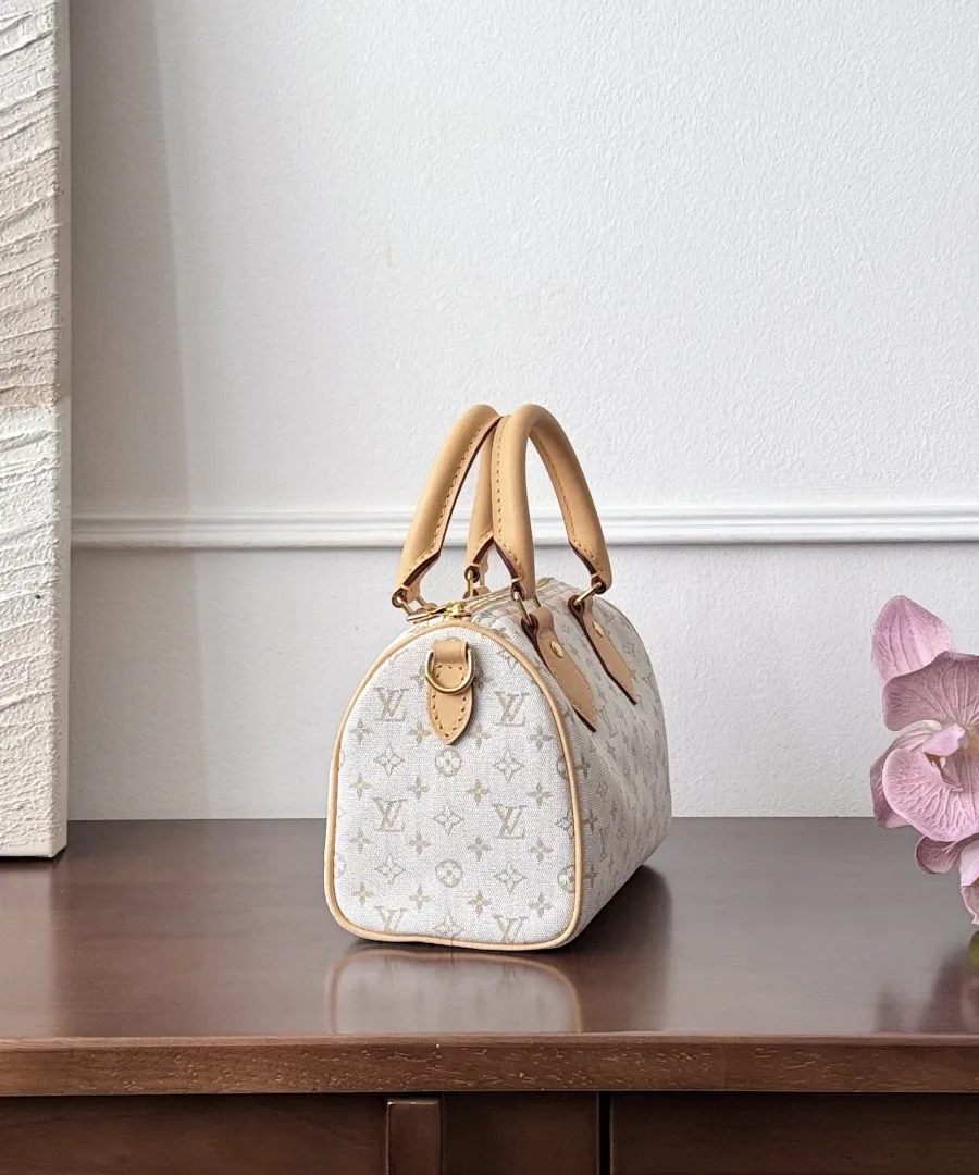Сумка Louis Vuitton Speedy 20 из светлой канвы с монограммами, вид сбоку
