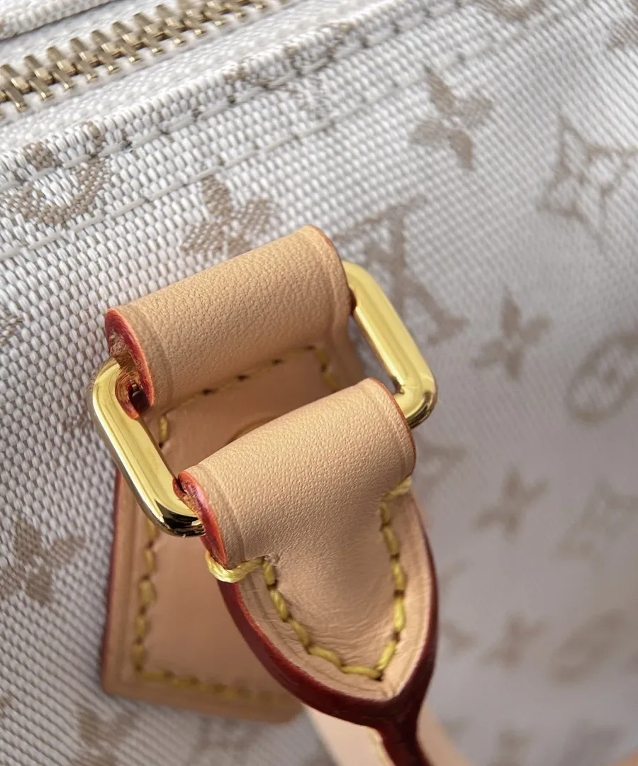 Деталь кожаной ручки сумки Louis Vuitton с контрастной строчкой