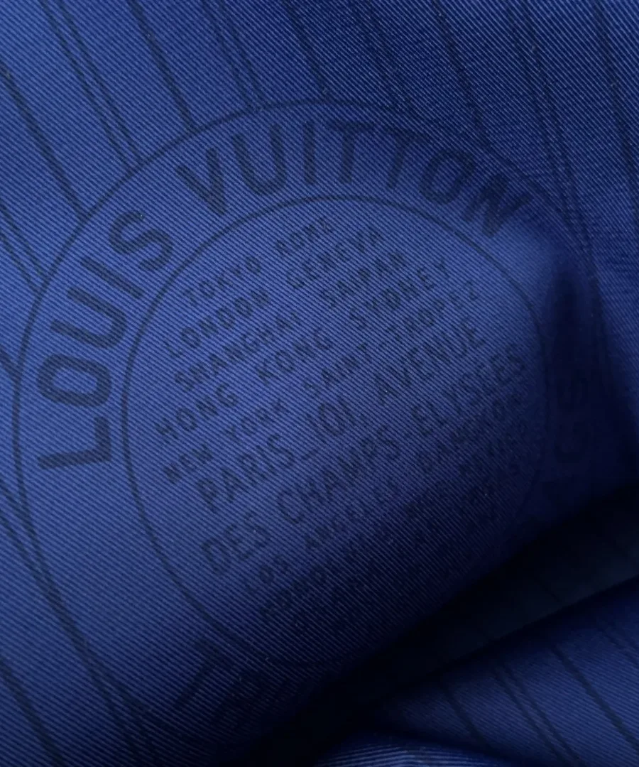 Крупный план круглого принта Louis Vuitton на синей подкладке
