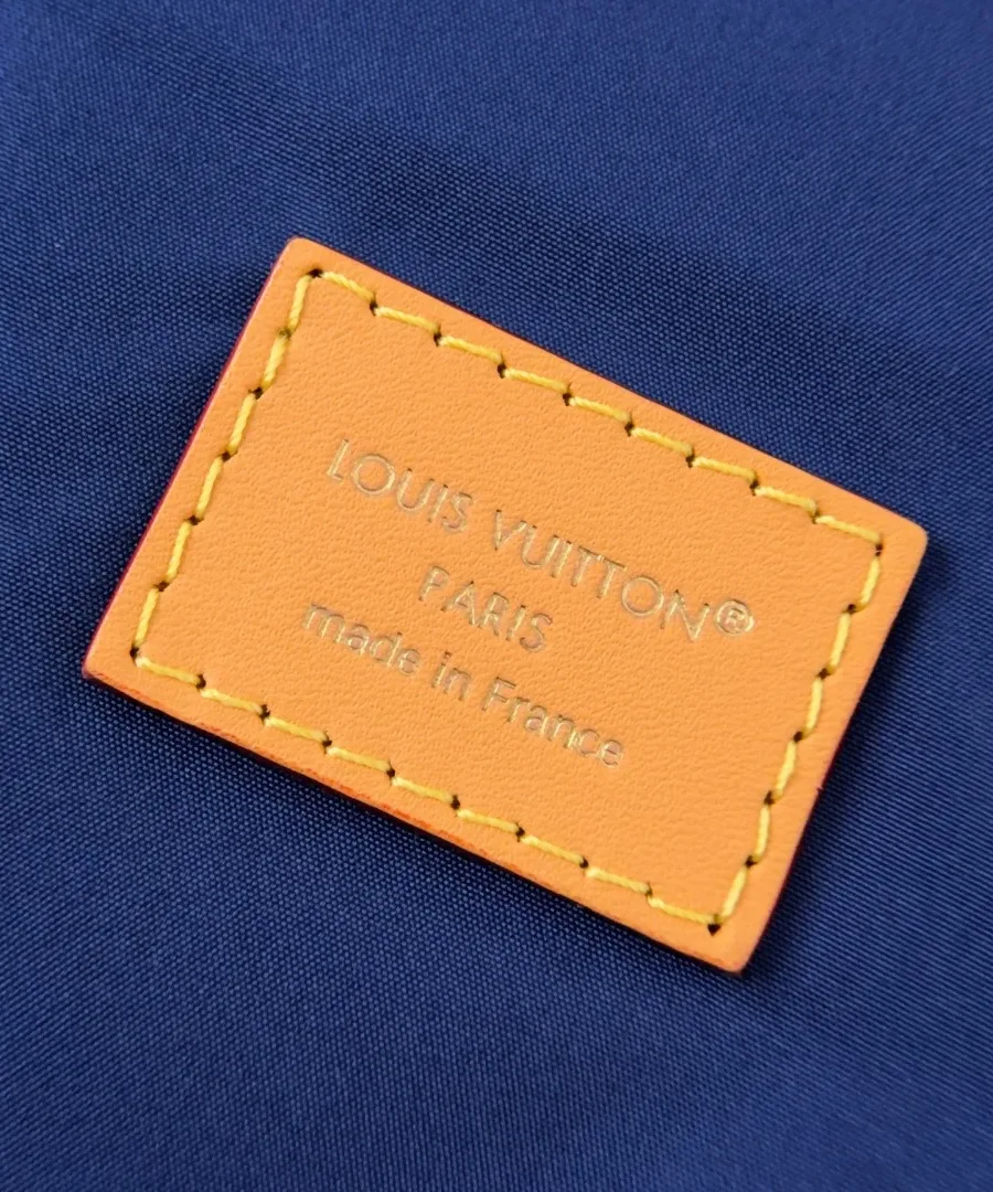 Крупный план кожаной нашивки Louis Vuitton Paris внутри сумки