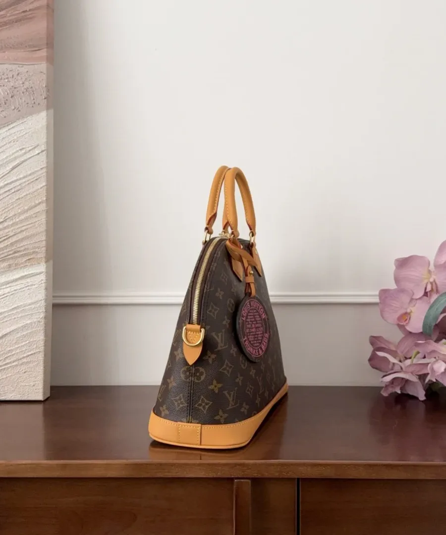 Сумка Louis Vuitton Alma Monogram, вид сбоку