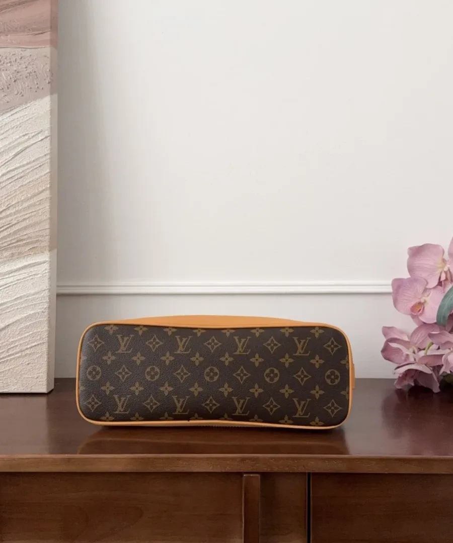 Сумка Louis Vuitton Alma Monogram, вид снизу на дно из канвы
